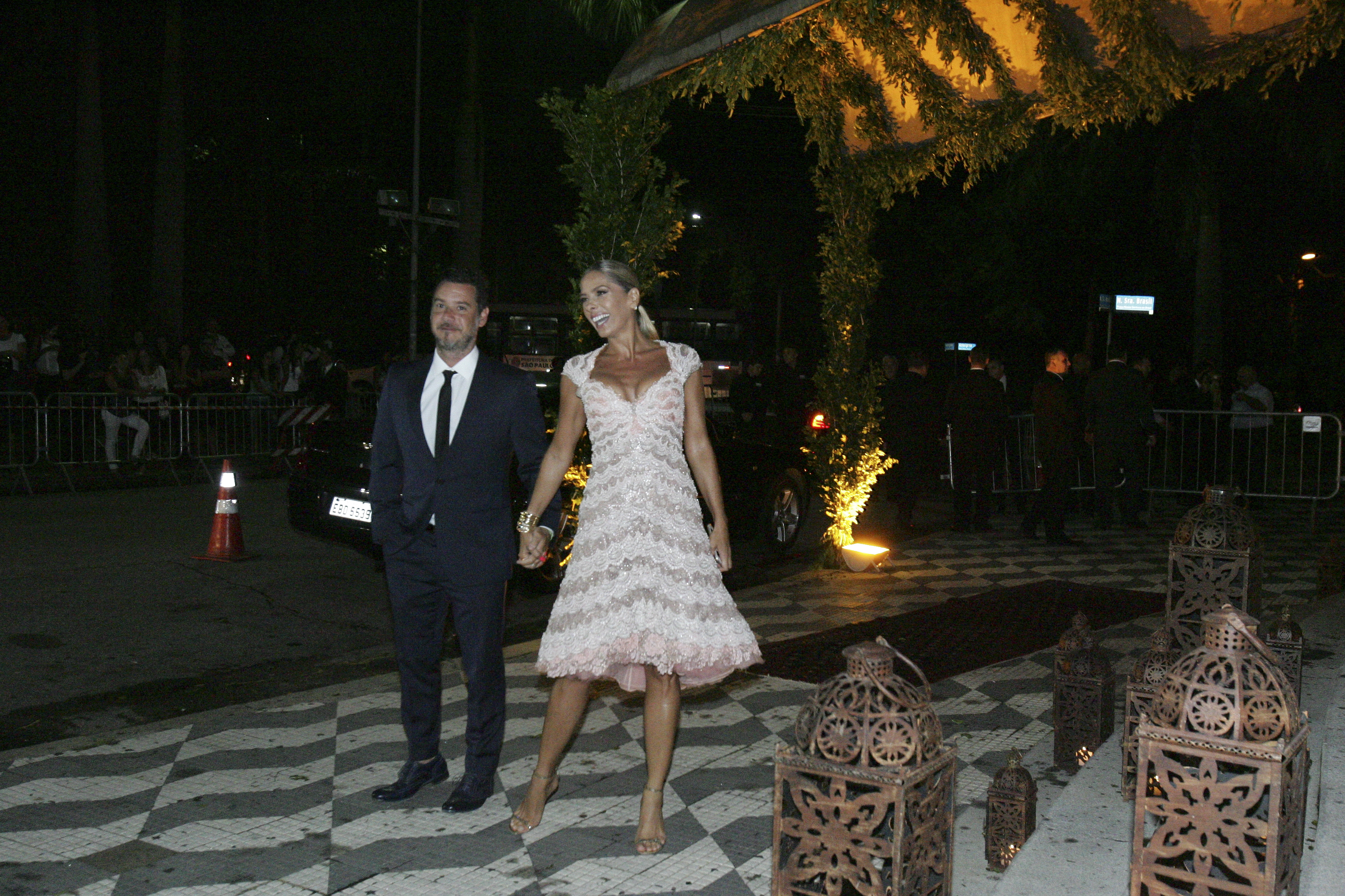 Adriane Galisteu e o marido, Alexandre I&oacute;dice, que chegaram atrasados