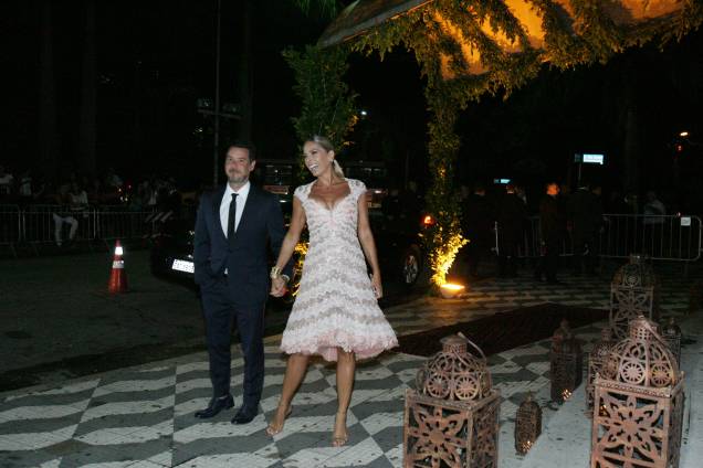 Adriane Galisteu e o marido, Alexandre I&oacute;dice, que chegaram atrasados