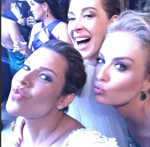 A noiva Fernanda Souza faz selfie com Claudia Raia e Ang&eacute;lica