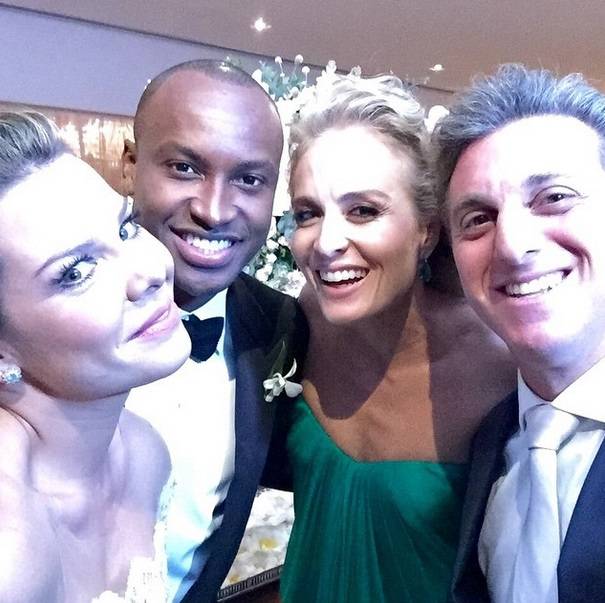Outro selfie de Fernanda, Thiaguinho e o casal Luciano e Ang&eacute;lica