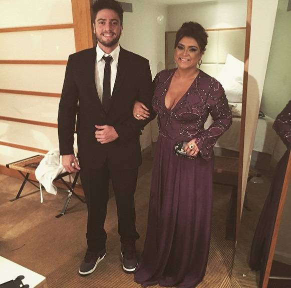 Preta Gil e o marido deixam o Hotel Emiliano