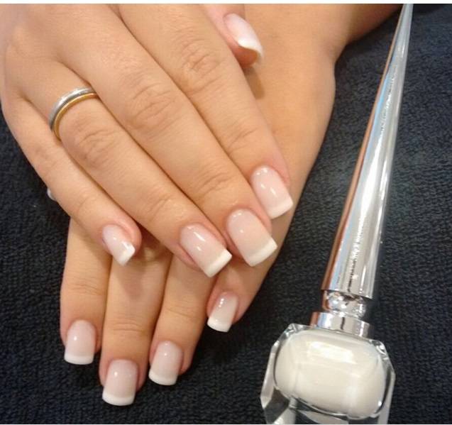 A noiva mostrou as unhas feitas especialmente para a cerim&ocirc;nia