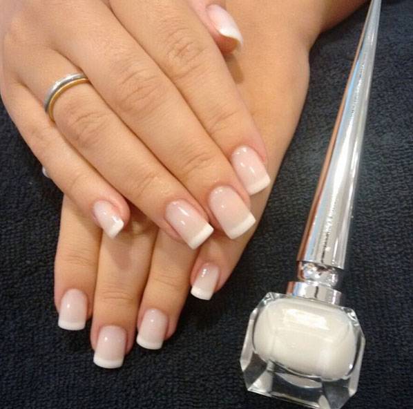 A atriz postou também uma foto destacando a cor do esmalte A atriz postou também uma foto destacando a cor do esmalte