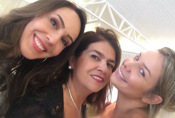 Com Martha Medeiros (<em>no centro</em>) e Graciella Starling, que fez uma joia para Fernanda colocar nos cabelos Com Martha Medeiros (<em>no centro</em>) e Graciella Starling, que fez uma joia para Fernanda colocar nos cabelos