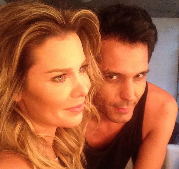 Com o maquiador Renner Souza, que cuidará da maquiagem do dia da festa Com o maquiador Renner Souza, que cuidará da maquiagem do dia da festa