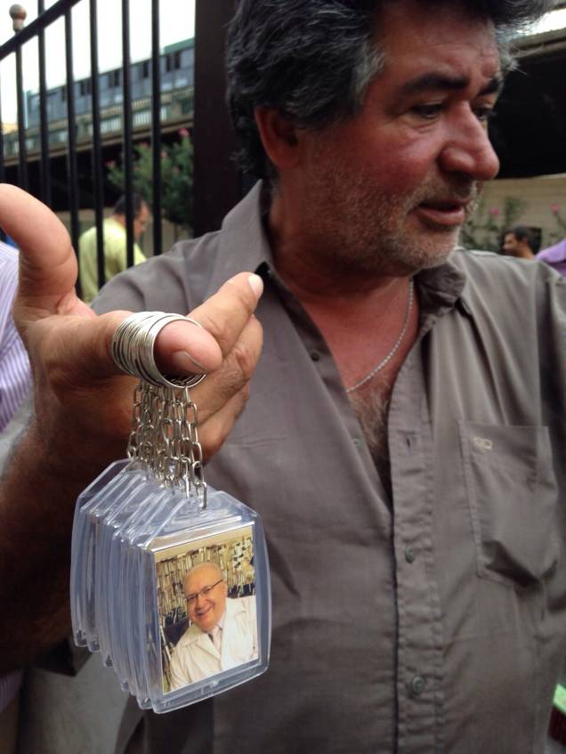 Chaveiros com o rosto do missionário estavam sendo vendidos a 5 reais Chaveiros com o rosto do missionário estavam sendo vendidos a 5 reais