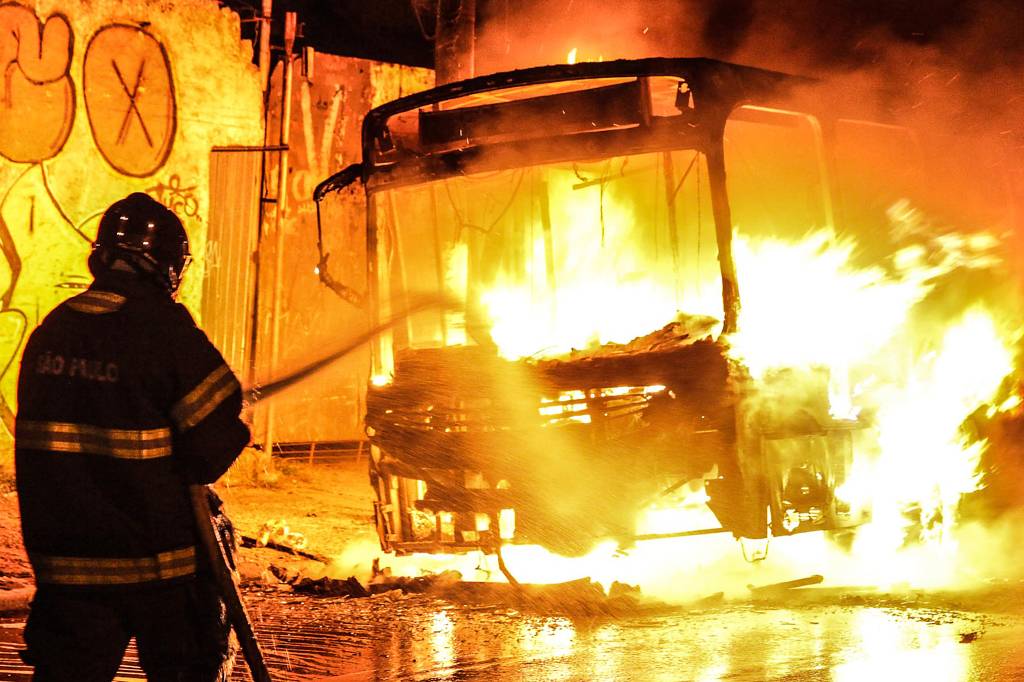 Dois ônibus são incendiados na Zona Sul