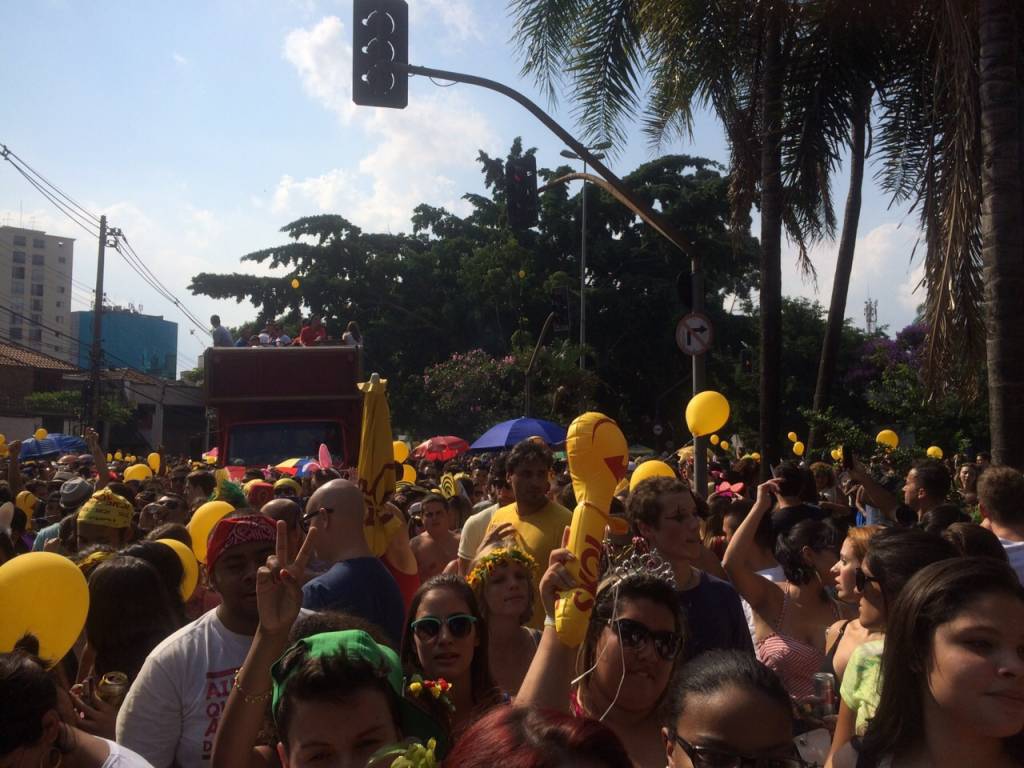 Bloco desfila em Pinheiros no último dia de folia