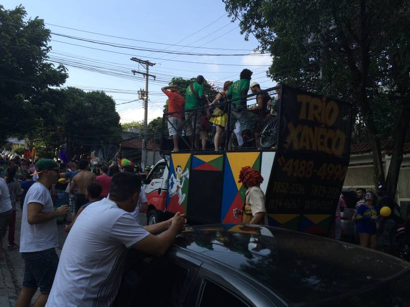 	Trio Xaveco animou os foli&otilde;es da&nbsp;Banda Carnavalesca Macaco Cansado