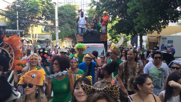 Foliões subindo a Rua Girassol, na Vila Madalena Foliões subindo a Rua Girassol, na Vila Madalena