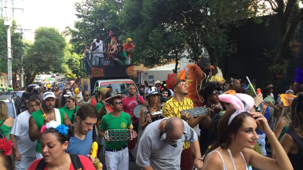 	Fantasias ainda foram aposta para curtir o bloco da&nbsp;Banda Carnavalesca Macaco Cansado