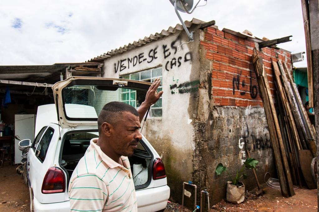 José Clóvis Cordeiro mostra a obra que fez para "subir" a casa e protegê-la da enchente José Clóvis Cordeiro mostra a obra que fez para "subir" a casa e protegê-la da enchente