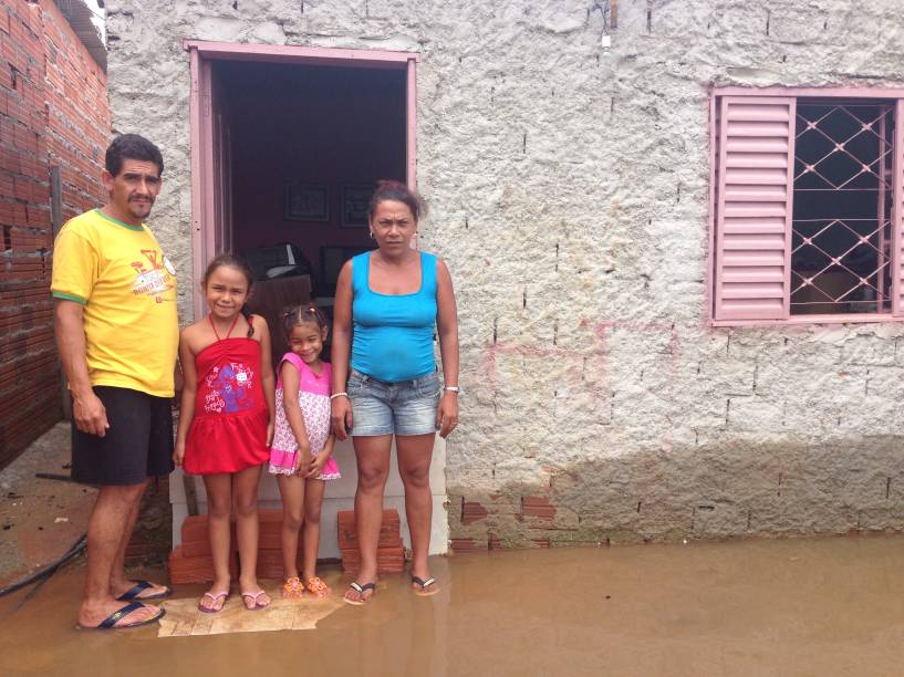 Cilene e a fam&iacute;lia na casa alagada: sem &aacute;gua na torneira