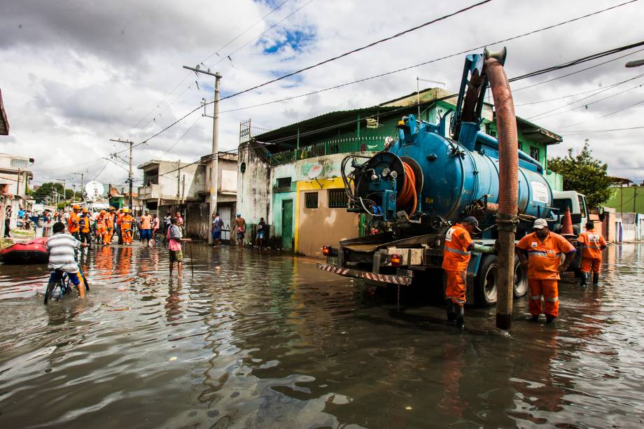 Drenagem emergencial na Vila Itaim, Zona Leste