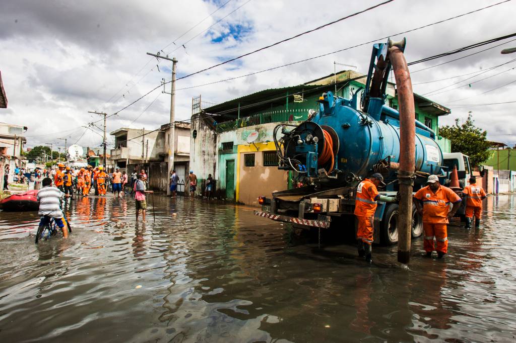 Drenagem emergencial na Vila Itaim, Zona Leste Drenagem emergencial na Vila Itaim, Zona Leste