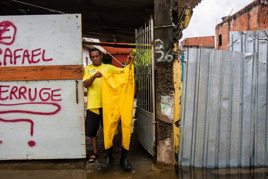 João Batista da Silva, morador da Vila Itaim, ganhou da empresa essa roupa para conseguir chegar seco ao trabalho João Batista da Silva, morador da Vila Itaim, ganhou da empresa essa roupa para conseguir chegar seco ao trabalho
