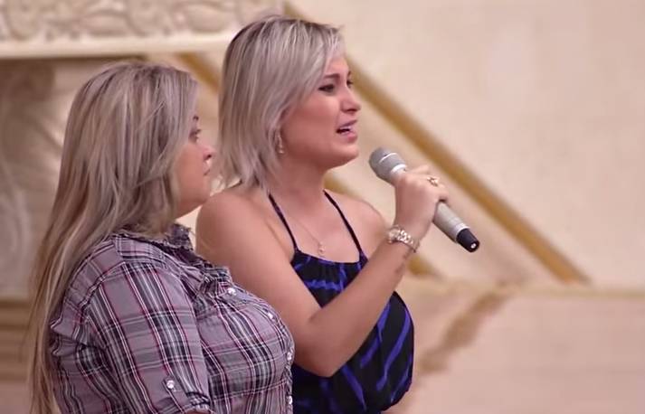 Ao lado da m&atilde;e, a ex-modelo contou que &eacute; muito criticada por ter se convertido