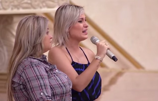 Ao lado da m&atilde;e, a ex-modelo contou que &eacute; muito criticada por ter se convertido