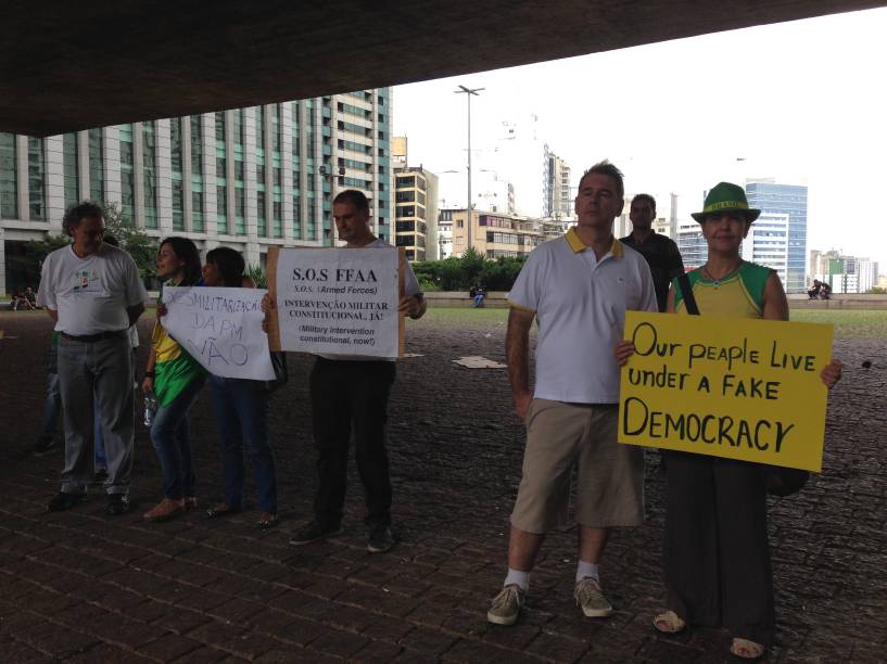 Manifestantes escreveram cartazes em inglês Manifestantes escreveram cartazes em inglês