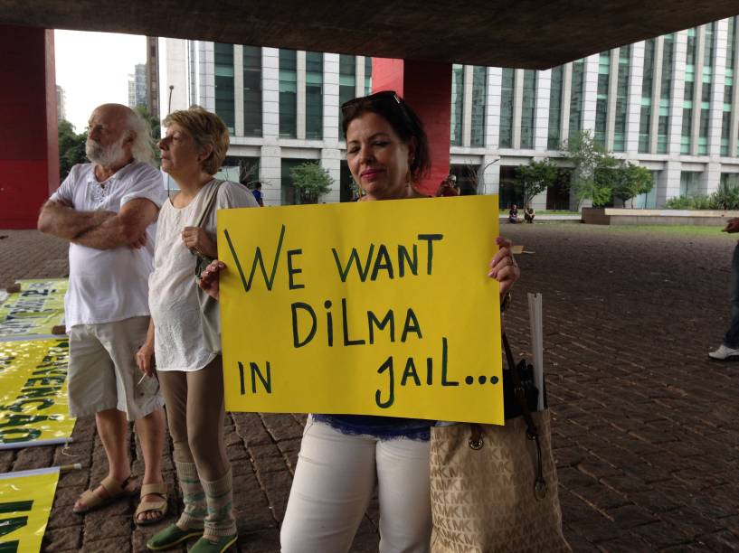 A manifestante Carolina Soares pedia, em inglês, a prisão da presidente Dilma Rousseff A manifestante Carolina Soares pedia, em inglês, a prisão da presidente Dilma Rousseff