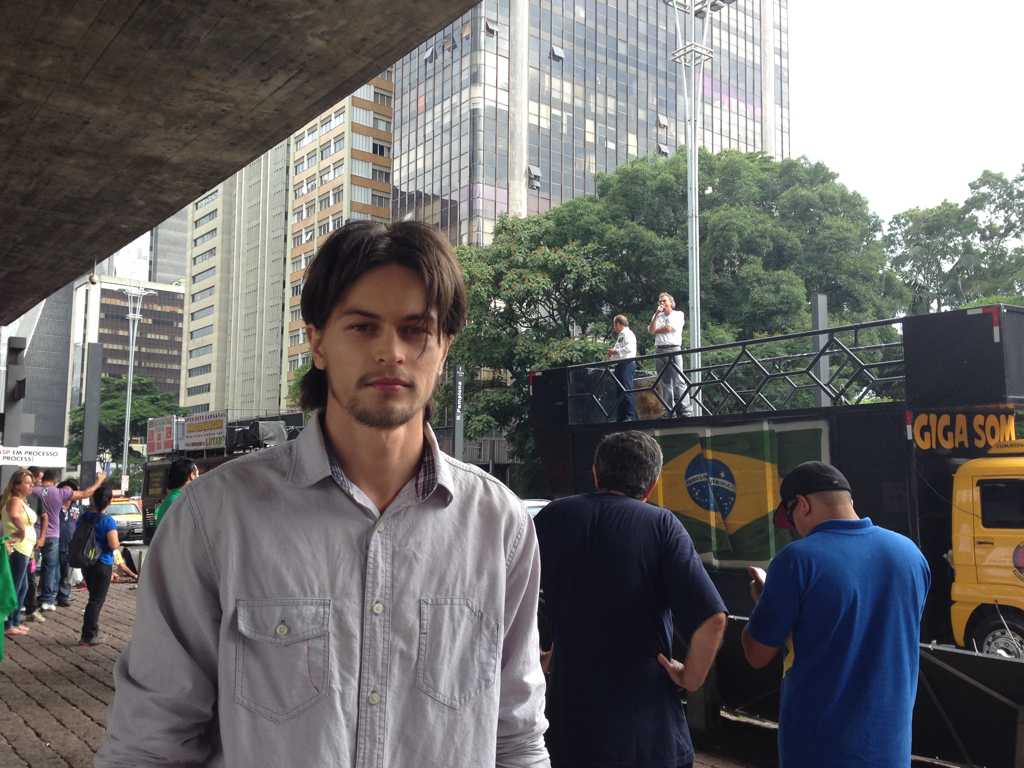 O modelo Bryan Marczewski, de 23 anos, apoia a interven&ccedil;&atilde;o militar no Brasil