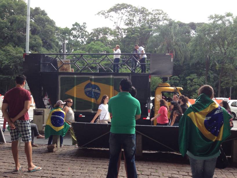Cerca de 50 pessoas compareceram &agrave; manifesta&ccedil;&atilde;o