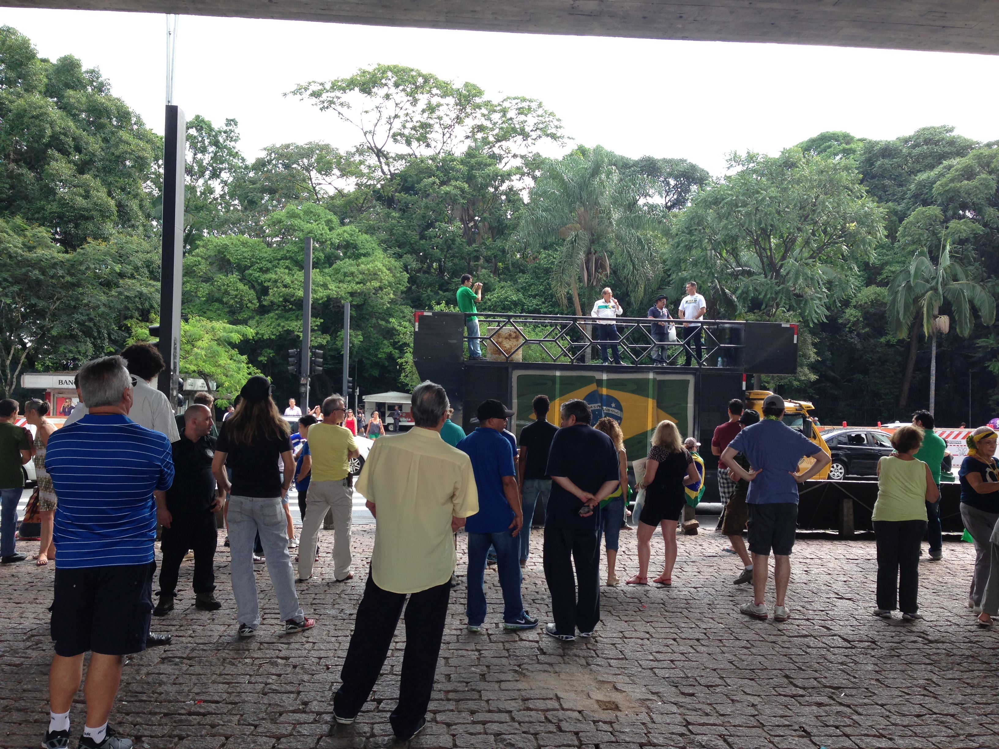 P&uacute;blico acompanhou protesto embaixo do v&atilde;o do Masp