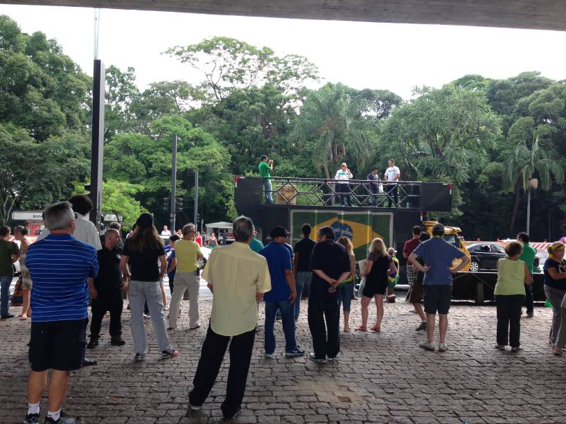 Público acompanhou protesto embaixo do vão do Masp Público acompanhou protesto embaixo do vão do Masp
