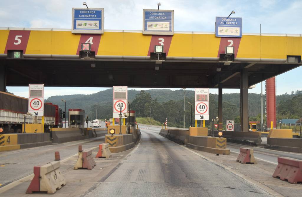 A cada minuto, sete motoristas ‘furam’ pedágio em rodovias
