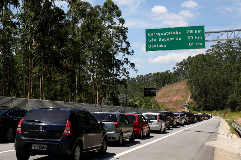 Tamoios registra lentidão de 69 km neste sábado