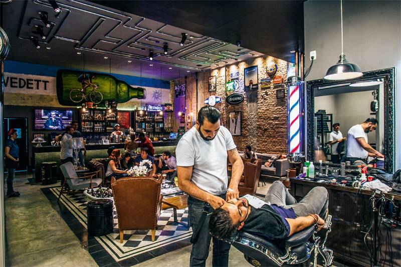 Salões de beleza apostam em serviço de bar