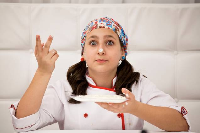 O sucesso come&ccedil;ou ap&oacute;s os pais de Rebeca postarem v&iacute;deos da garotinha cozinhando em casa