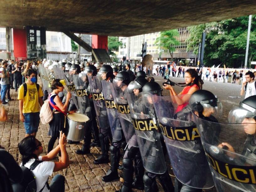 PM encurrala manifestantes no vão do Masp