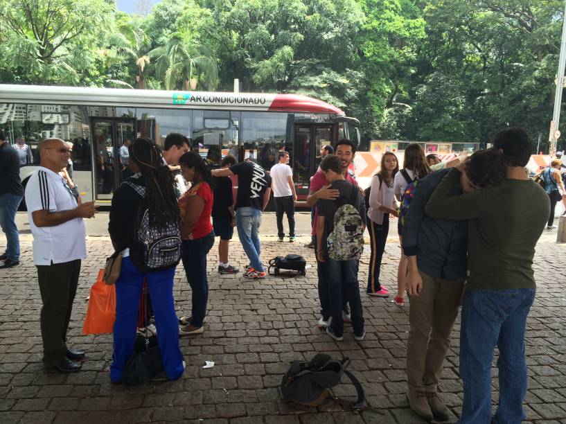 Muitos curiosos resolveram tentar a hipnose no vão do MASP Muitos curiosos resolveram tentar a hipnose no vão do MASP