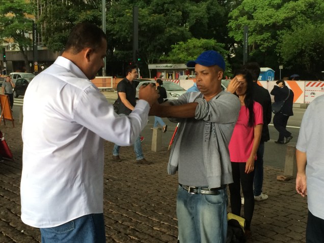 	"Colar as m&atilde;os" &eacute; movimento inicial para o come&ccedil;o da hipnose