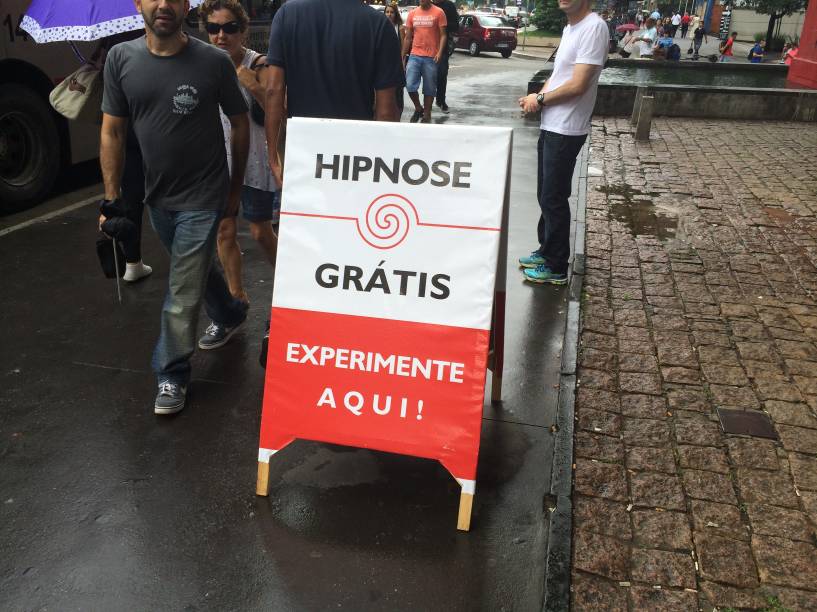 Placa "Hipnose Grátis" tentava atrair curiosos a se submeterem à prática Placa "Hipnose Grátis" tentava atrair curiosos a se submeterem à prática