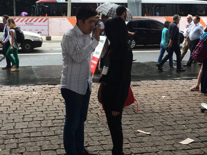 O desafio dos alunos é tentar hipnotizar as pessoas na rua O desafio dos alunos é tentar hipnotizar as pessoas na rua