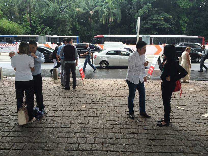 	Com a divis&atilde;o dos grupos do curso, parte dos alunos foi para o MASP tentar hipnotizar os transeuntes