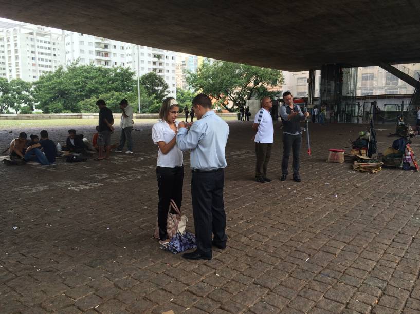 Um dos alunos tentava hipnotizar uma moça que passava Um dos alunos tentava hipnotizar uma moça que passava