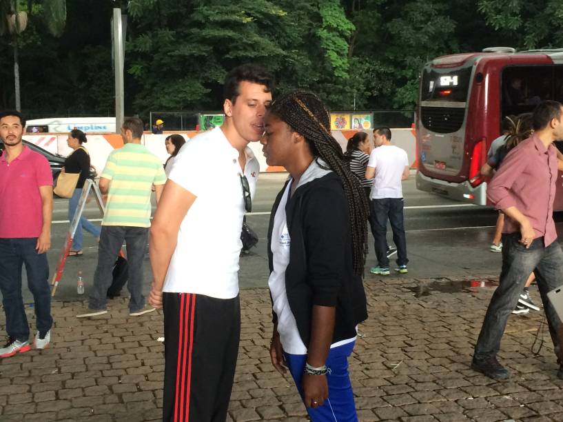 Praticantes tentam colocar uma nova "programação" no cérebro da pessoa hipnotizada Praticantes tentam colocar uma nova "programação" no cérebro da pessoa hipnotizada