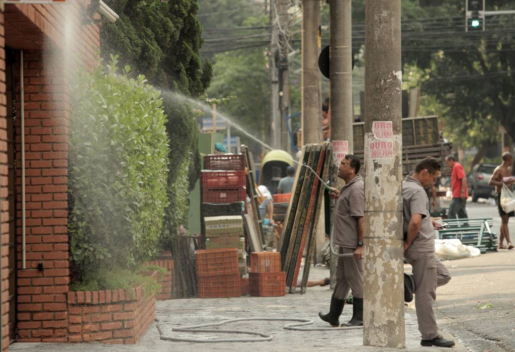 Câmara aprova multa de 1000 reais para quem lavar calçada ou carro