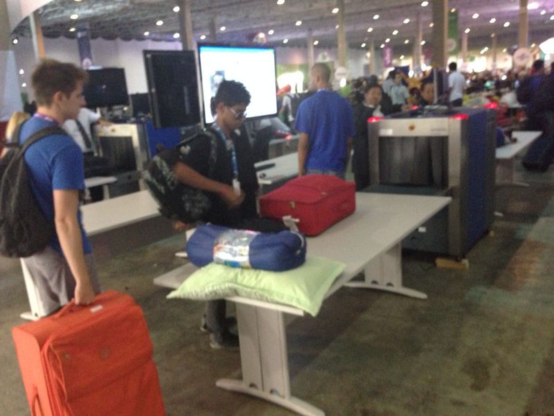 Os participantes precisam passar por uma inspeção antes de entrarem no evento Os participantes precisam passar por uma inspeção antes de entrarem no evento