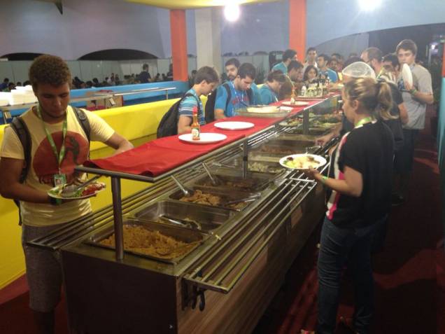 Local oferece restaurante, mas muitos participantes levam comida de casa Local oferece restaurante, mas muitos participantes levam comida de casa
