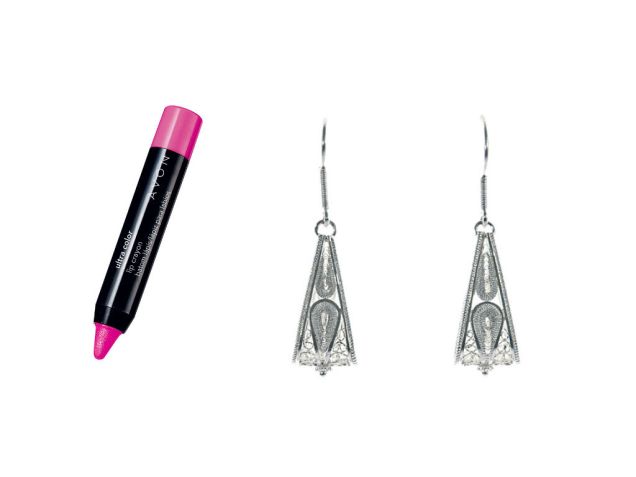 	Neocl&aacute;ssico. O pink renova o desenho de joiaantiga. L&aacute;pis cremoso Showstopper Pink, Lip Crayon Ultra Color, Avon. R$ 22,99. www.avon.com.br. Brincos de prata, Dela. R$ 147,00. Avenida Pedroso de Morais, 344, conjunto 5, ☎ 3097-0828, www.lojadela.com.br.