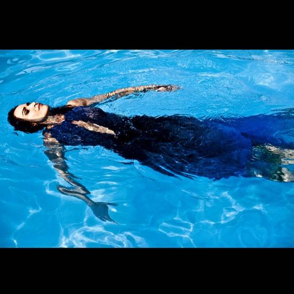 Em um mergulho na piscina, a atriz Ingra Liberato prestou sua homenagem a Iemanj&aacute;