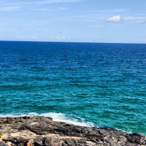 A atriz e cantora Emanuelle Ara&uacute;jo presta sua homenagem com foto do mar