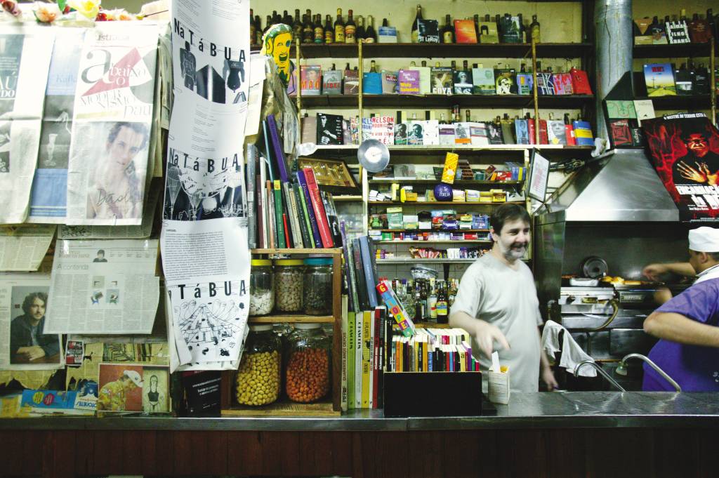 mercearia.jpeg Ambiente de bar com homem em frente ao balcão