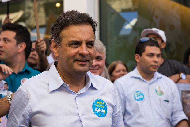 Ao inv&eacute;s de combater a infla&ccedil;&atilde;o, paralisia da economia, falta de confian&ccedil;a, a presidente pede que ministros combatam boatos" - A&eacute;cio Neves, senador pelo PSDB e candidato derrotado &agrave; presid&ecirc;ncia