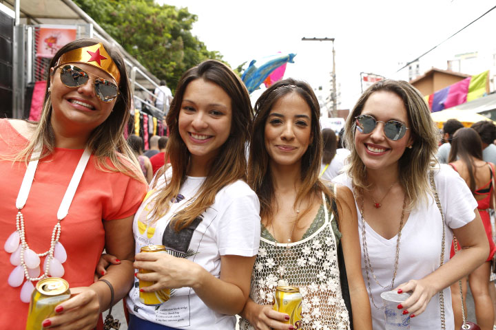 Foliões no bloco Fogo e Paixão, no sábado (31)