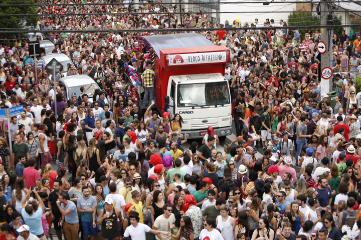 Foliões no bloco Ritaleena, no sábado (31)